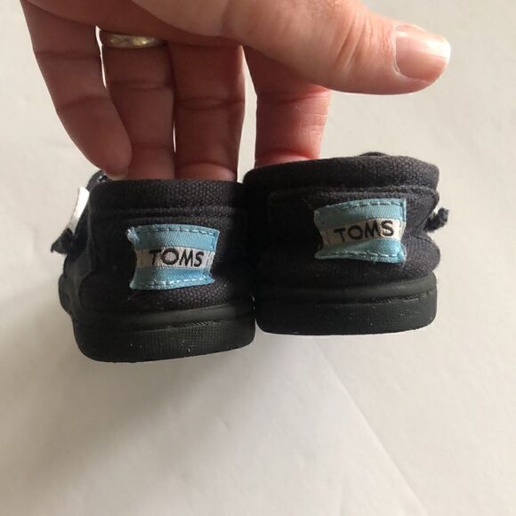 Toms black Velcro closure toddler play sneakers size 6 - Picture 3 of 7